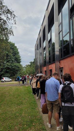 Sur le campus de Mont-Saint-Aignan de l’Université de Rouen Normandie, la cafet' n'a pas fermé mais elle ne propose plus de formules. Les étudiants doivent aller au resto U, sauf que la queue « est gigantesque ».