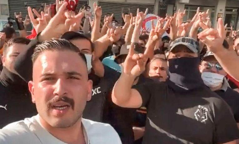 À l'été 2020, les Turcs ont organisé une manifestation. Un jeune Loup gris, Ahmet Cetin, s'est mis en scène sur Instagram et a clamé : « Que le gouvernement [turc] me donne 200 euros et une arme et je ferais ce qu’il y a à faire partout en France. »