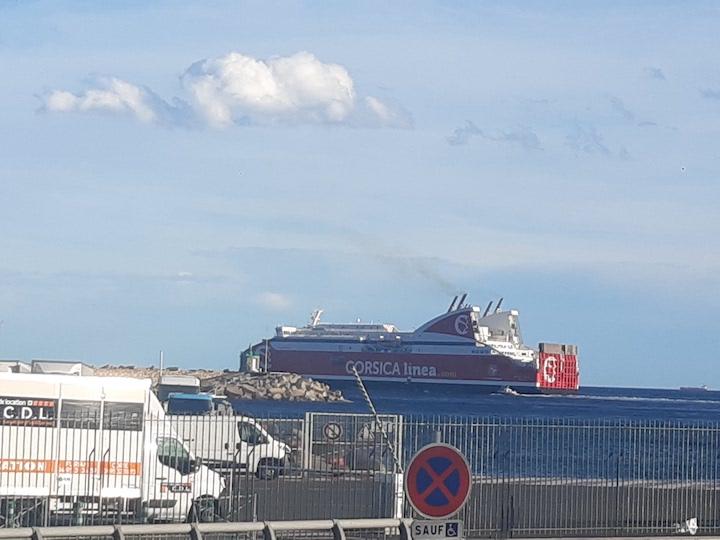 Le même bateau qui a permis d'accueillir des réfugiés ukrainiens à Marseille, sert désormais à expulser des sans-papiers de l’autre côté de la Méditerranée