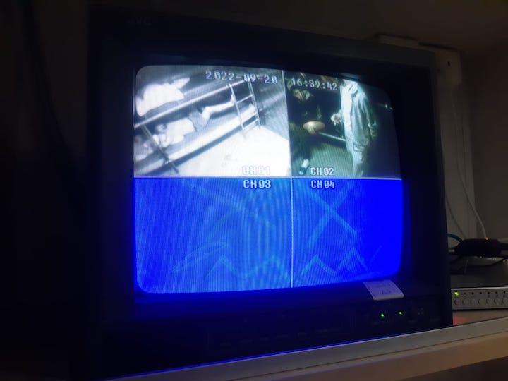 Selon un rapport du CGLPL sur les éloignements en bateau vers l’Algérie, « aucune procédure d’exploitation des enregistrements n’existe et la surveillance vidéo n’est pas signalée»