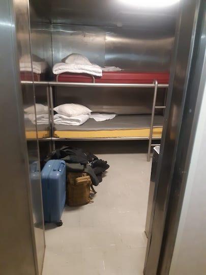  Les cabines en inox sont surnommées « la prison » et surveillées par des caméras vidéo 24 heures sur 24. Elles sont fermées à clef de l’extérieur et n'ont pas de hublot