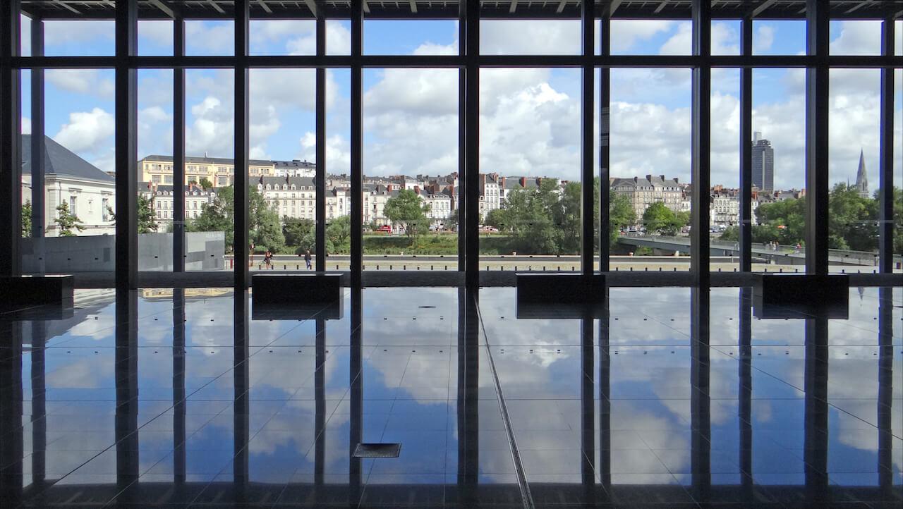 « Qui peut mettre un coup de boule à sa propre mère !? »