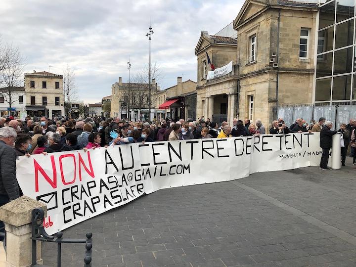 CraPasLà déploie des banderoles aux abords de la sortie 13 et organise des marches et des manifestations qui réunissent plusieurs centaines de personnes