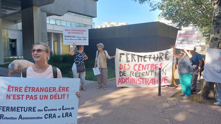 Le collectif Anti-Cra - Ni ici, ni ailleurs, se mobilise devant le Conseil métropolitain le 8 juillet 2022. 