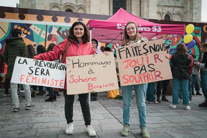 La date de la manifestation n'est pas anodine, elle fait référence à la mort de Sohane Benziane. Brûlée vive par son ex-petit ami en 2002, son décès avait provoqué d'importantes vagues de protestations