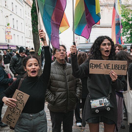 L’objectif de la journée est clair : mettre sur le devant de la scène les revendications féministes et LGBTQIA+ propres aux quartiers populaires et trop souvent négligées par les collectifs nationaux.