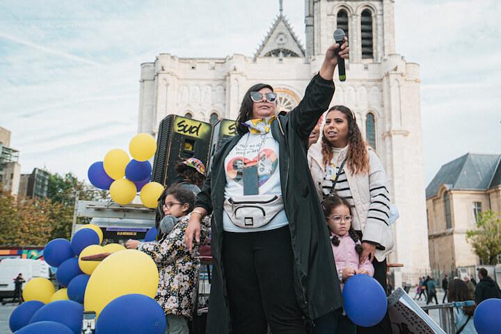 Hanane Ameqrane, 39 ans et co-organisatrice de cette marche, motive les troupes avant de sonner le top départ de la manifestation.