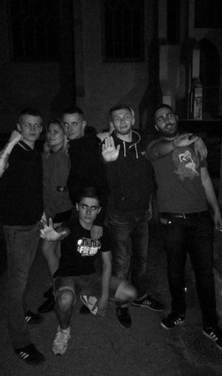 Tristan Conchon, ancien trésorier du Bastion social Lyon et fondateur d'un nouveau groupe, Audace, est une figure bien connue de l'extrême droite lyonnaise. Ici, il fait un salut nazi (deuxième en partant de la droite).