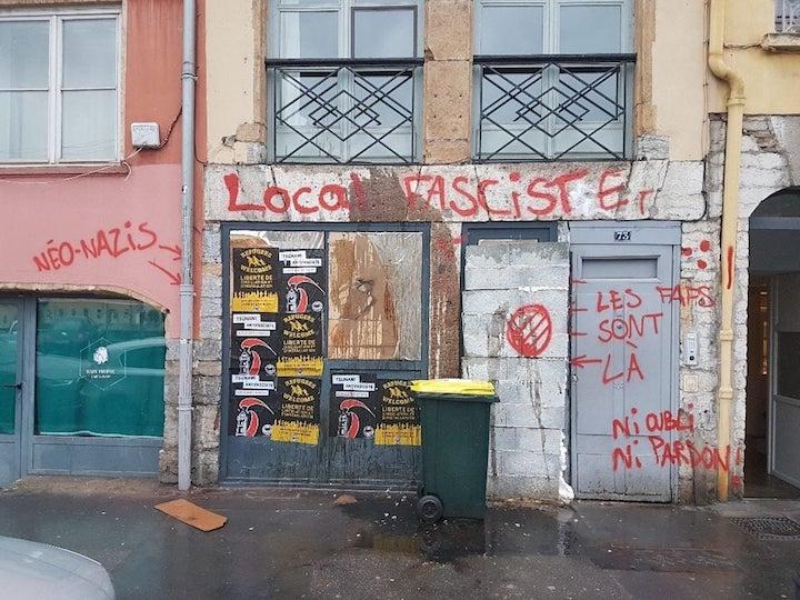 Deux jours avant l'agression, des militants antifascistes avaient muré et tagué le local du Bastion social. Les fafs étaient venus le soir du concert pour se venger, pensent les antifas.