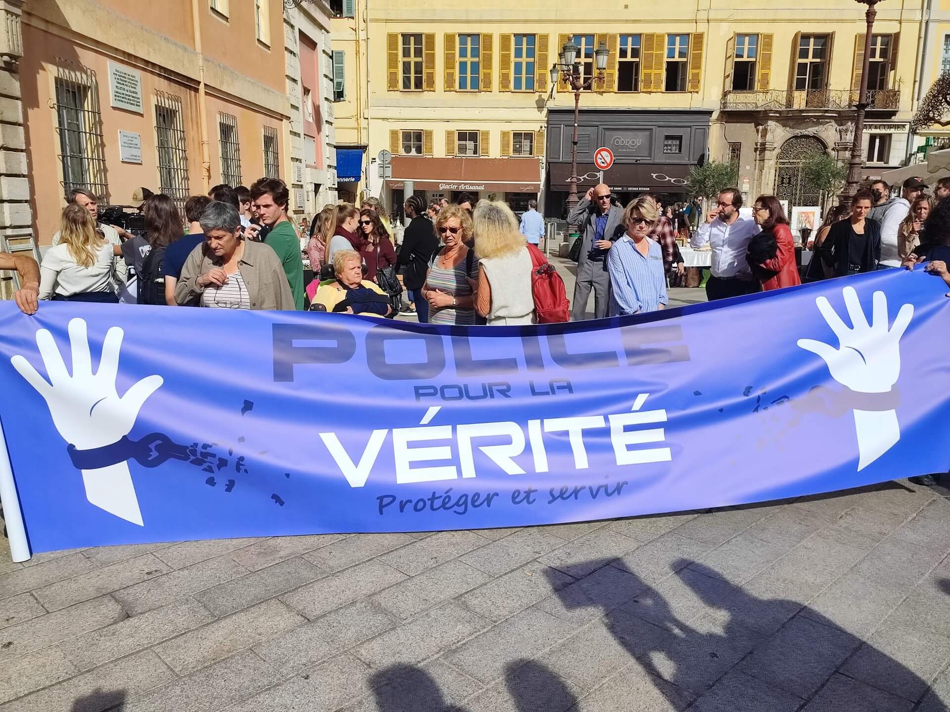 Lors du rassemblement pour protester contre la réforme de la police judiciaire à Nice, une banderole estampillée « Police pour la vérité »  a été momentanément déployée