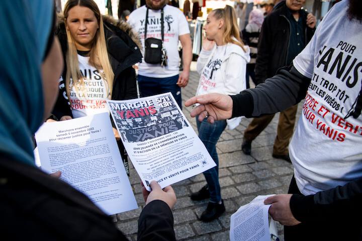 La famille de Valérie tracte pour encourager les habitants de Saint-Denis à venir marcher avec eux, samedi 5 novembre, pour réclamer des réponses sur la mort de Yanis