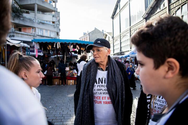 « Nous organisons une marche pour mon fils. Il a été percuté par la police », lance Valérie aux passants