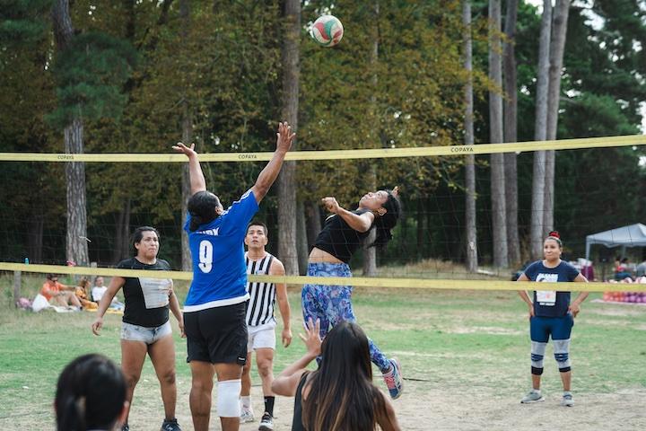 En place derrière le filet, Charlize contre la balle de l'équipe adverse