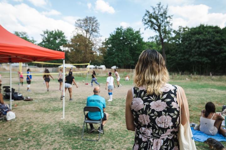 Korinna, la coach des volleyeuses venue assister à la rencontre, se remémore ses années passées à cacher son identité de genre.