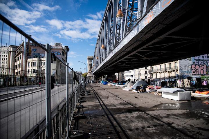 Une épidémie de gale très contagieuse touche plusieurs camps d’exilés parisiens