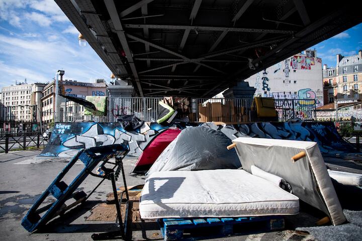 Sous les rames, presque tout le monde se gratte à nouveau, parfois jusqu’au sang. Presque tout le monde boîte. Presque personne ne dort