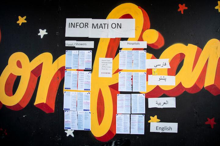 Des affiches placardées au mur indiquent les adresses des Permanences d’accès aux soins de santé de Paris. Mais les exilés en seraient fréquemment refoulés