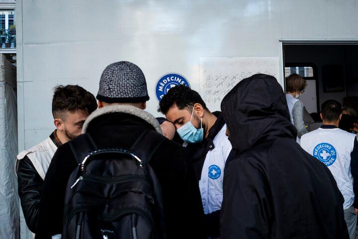 Paul Alauzy de Médecins du Monde se dit « totalement dépassé » par la situation, malgré le récent renforcement de l’équipe. L’ONG envisage de doubler sa fréquence de passage dans le campement.