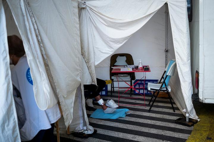 « En ce moment, presque tout le monde vient pour la gale. » Tous les lundis après-midi, une fourgonnette de Médecins du Monde s’installe sous le métro aérien de La Chapelle