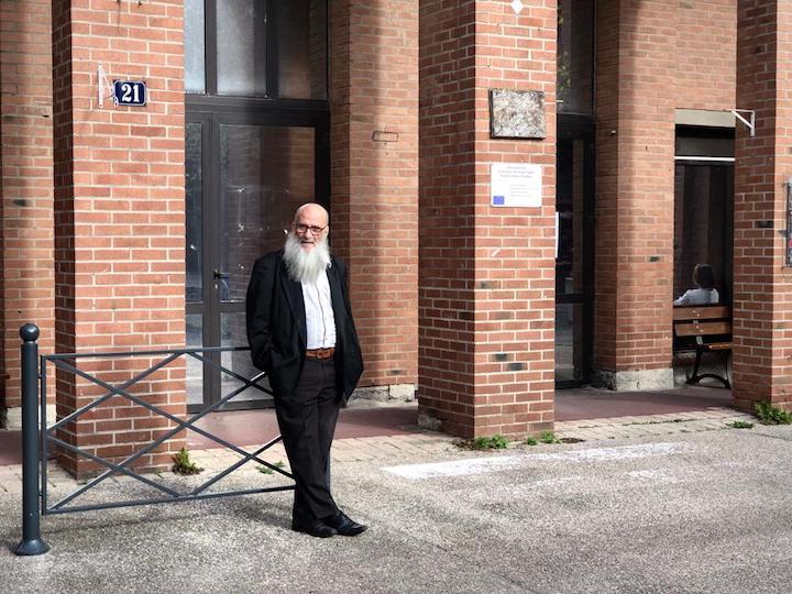 Haroun à bientôt 75 ans. Le plasticien à la longue barbe grise est installé depuis 35 ans à l’Alma