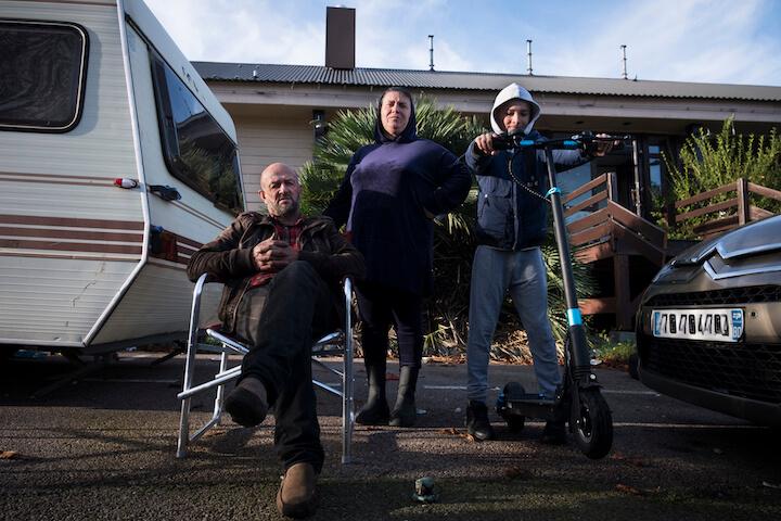 Moïse le grand père, Vanessa et son fils Brigton ont élu domicile au fond d'une impasse, sur le parking d’un restaurant fermé depuis la crise sanitaire