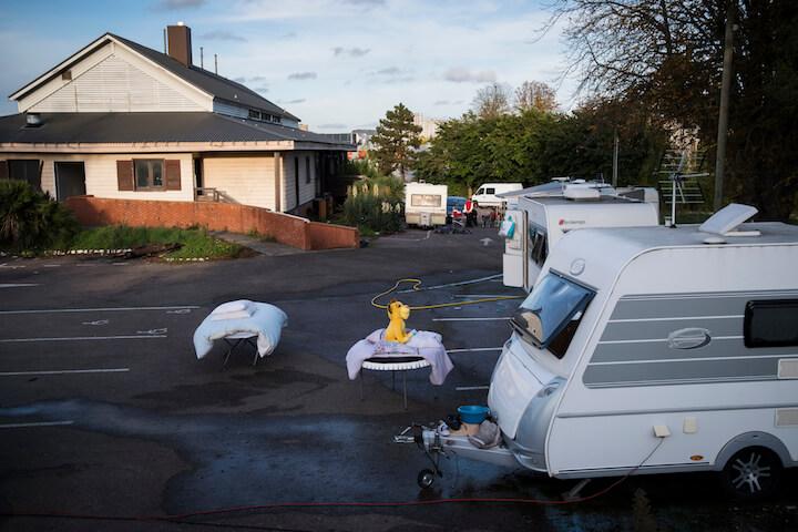 Là où s'est installée la famille, il y a d’un côté, la voie rapide qui relie Rouen à l’autoroute A13, et de l’autre, les hangars d’une enseigne de fournitures de bureau