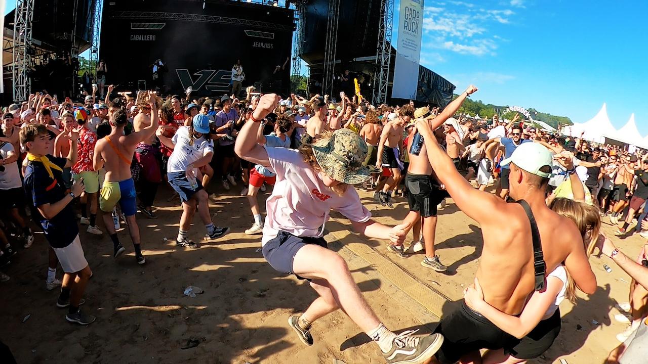 Quand est-ce que les pogos sont-ils devenus incontournables dans les concerts de rap français 