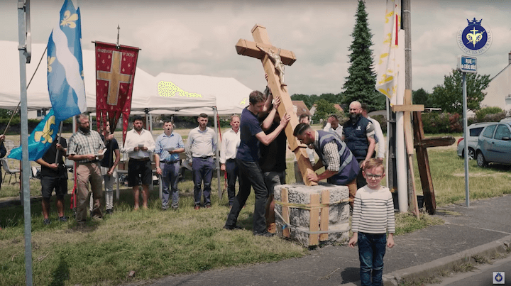 Pose d'un croix par SOS Calvaires filmée par Catholiques de France