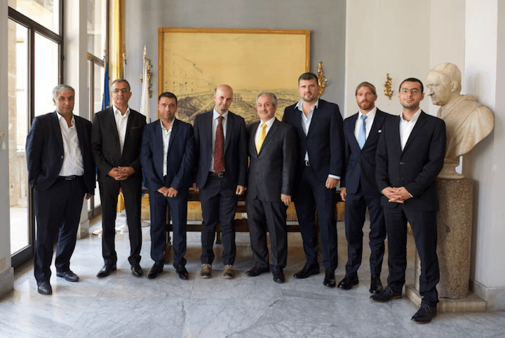 Le député européen d’extrême-droite Nicola Procaccini (cravate rouge) et Gianni Riccardi (chemise bleue) à la mairie de Terracine en 2017