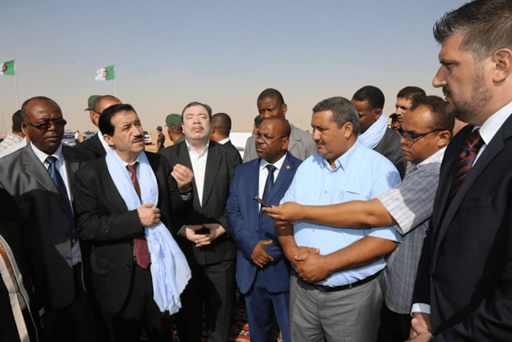 Amar Ghoul, ex-ministre algérien des Transports aujourd’hui en prison, (écharpe bleue) et l'escroc Gianni Riccardi à Ouargla en 2016