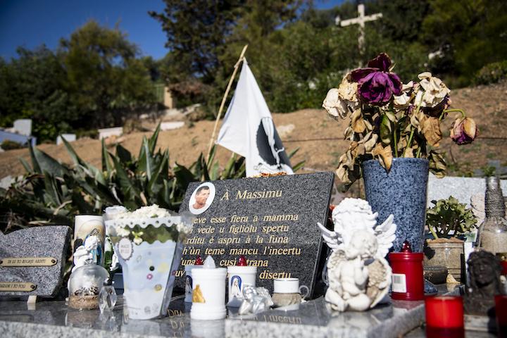 Le 16 septembre 2019, des milliers de personnes déferlent à Cargèse pour assister à l’enterrement de Massimu Susini. Manette raconte : « Avant lui, les mafieux se tuaient entre eux. Mais là ils ont tué Massimu, qui n’était pas un voyou. Tout le monde s’est senti touché. 