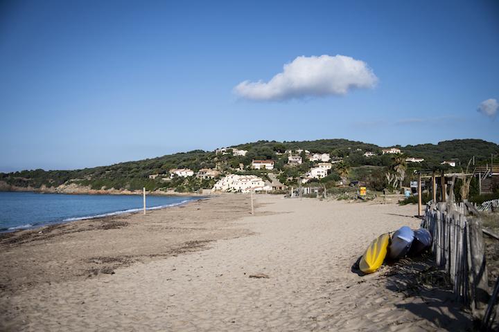 La plage du Peru, à droite, la paillote de Massim