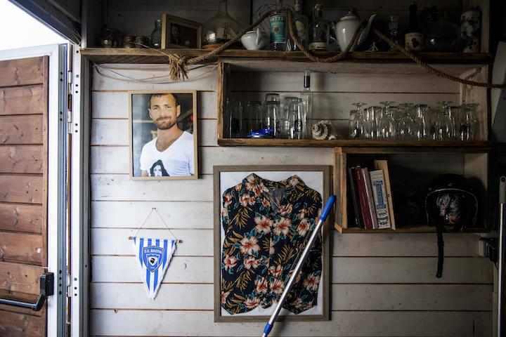 Jusqu’au dernier jour, Massimu ira travailler à la paillote. Muriel raconte : « Une fille qui faisait le tour de France à pied, avait dormi sur la plage et s’était douchée le matin avec le petit jet d’eau de la paillote. Quand elle était remontée pour payer, Massimu avait refusé et lui avait offert un café. C’est la dernière image que j’ai de lui. Massimu qui a été gentil. 