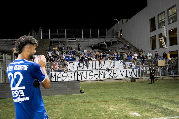 Les supporters de Bastia déploient une banderole dans la tribune de Nîmes en hommage à Massimu, trois ans après sa disparition : « Trois ans déjà, Massimu toujours vivant 