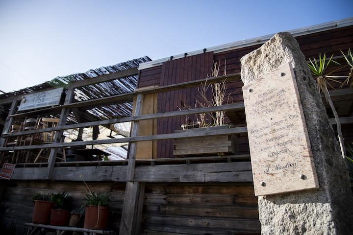 Massimu prend une paillote sur la plage, qu’il baptise « 1768 » en mémoire de la bataille de Borgo – affichant ainsi son adhésion à la cause nationaliste. 