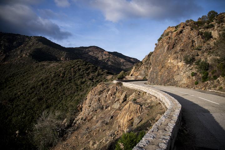 Les tireurs se sont comme volatilisés sur la seule route qui permet de quitter le village