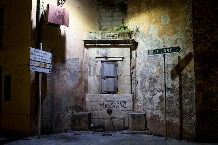 Tag à l'effigie de Massimu qui fait écho à la maxime locale : « Ils ont voulu le tuer, ils l’ont rendu immortel. »