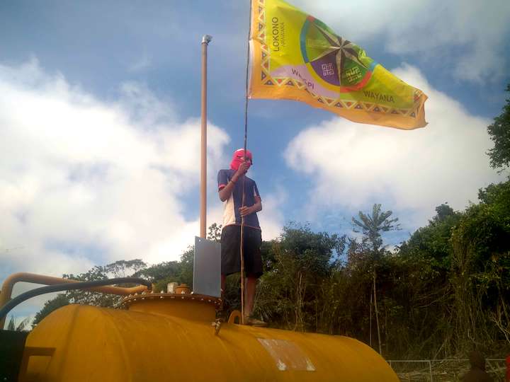 Roland Sjabere et le reste des Kali'na, l'un des six peuples amérindiens du territoire qui ont survécu à la colonisation de Prospérité, s'opposent à la Ceog.