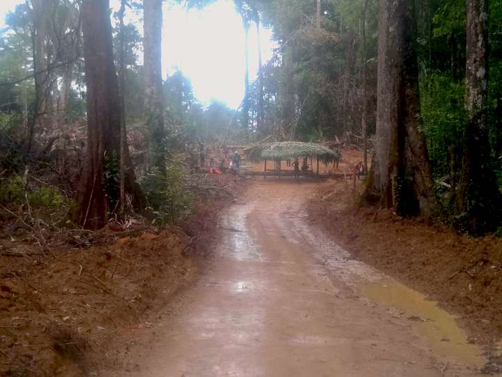 Le 9 novembre, le chantier est à nouveau envahi et cette fois, les Amérindiens restent sur place. Ils profitent du long week-end du 11 novembre pour y construire trois carbets, des habitations en bois traditionnelles, sans murs, et s'y relayer pour surveiller