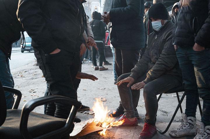 Des petits groupes d’hommes s’accroupissent autour de réchauds ou de petits bidons d’huile enflammés. « C’est notre seul moyen de nous réchauffer », explique Rachid