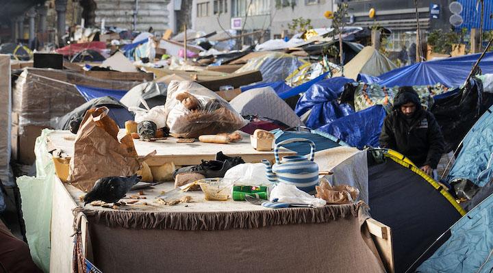 Les exilés dorment dans les jardins partagés depuis un mois. Autour, de la terre, des pigeons et des rats qui viennent se nourrir sur les restes.