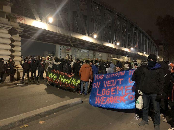 Le 13 décembre, les habitants du camp de la Chapelle bloquent à nouveau la route pour revendiquer leurs droits à un hébergement.
