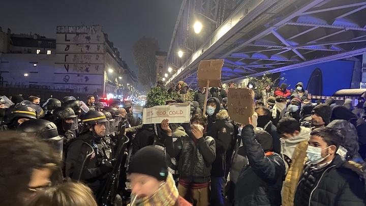 Le 6 décembre, les habitants du camp organisent leur premier bloquage. Avec des pancartes « It's too cold » et « We have rights », ils revendiquent un hébergement.