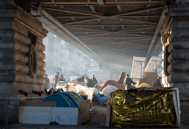 Camp de la Chapelle, enfumé par les feux de camps des exilés le 12 décembre 2022.