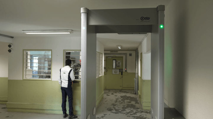 Pour garantir la sécurité du personnel médical, l’administration pénitentiaire a mis en place un détecteur de métaux, et un surveillant supplémentaire à l’unité sanitaire
