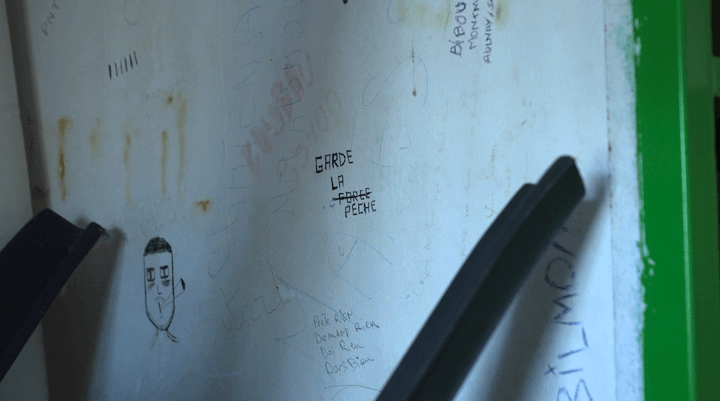 Sur un des murs d'une cellule on peut lire : « Garde la pêche »