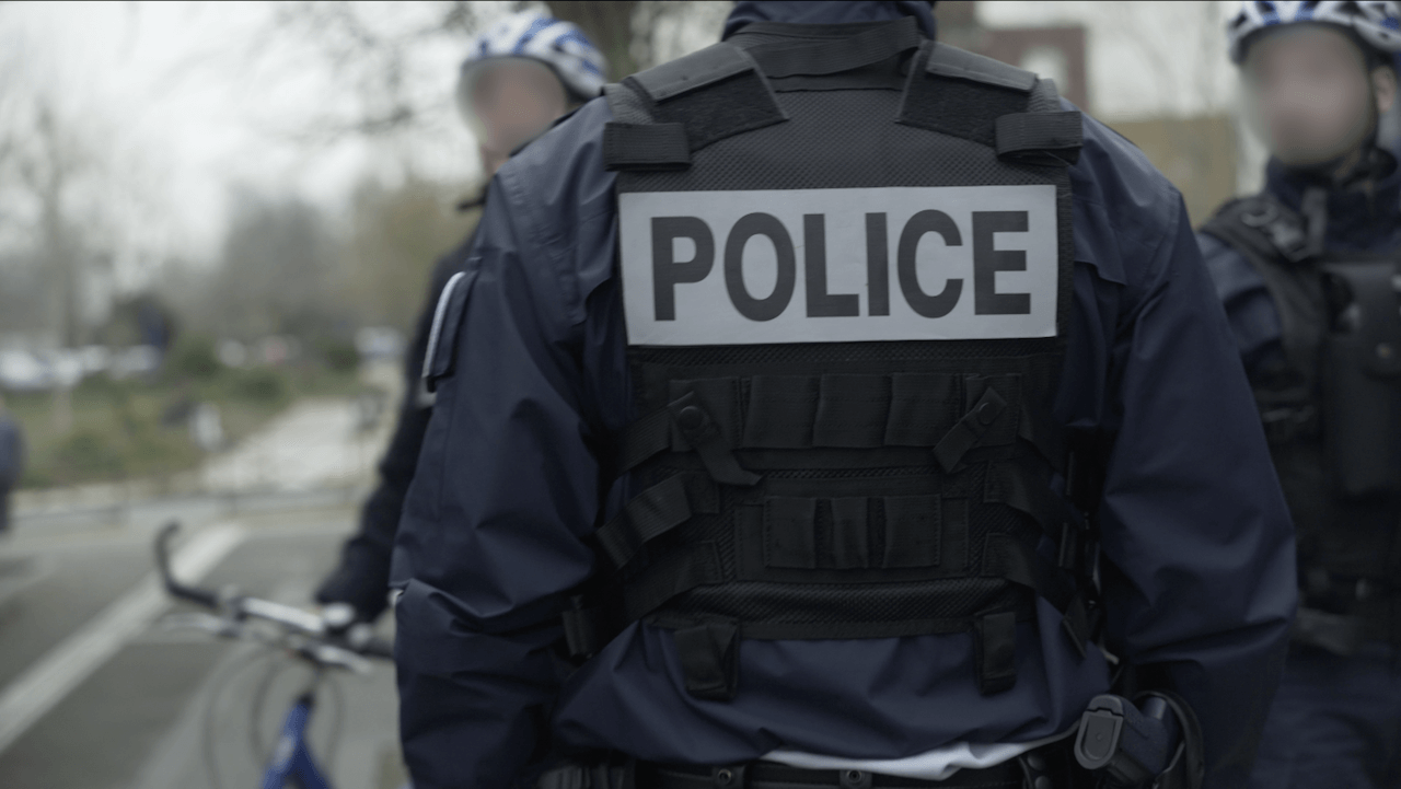 Trois policiers accusés d’avoir cassé un nez et bidonné leur rapport