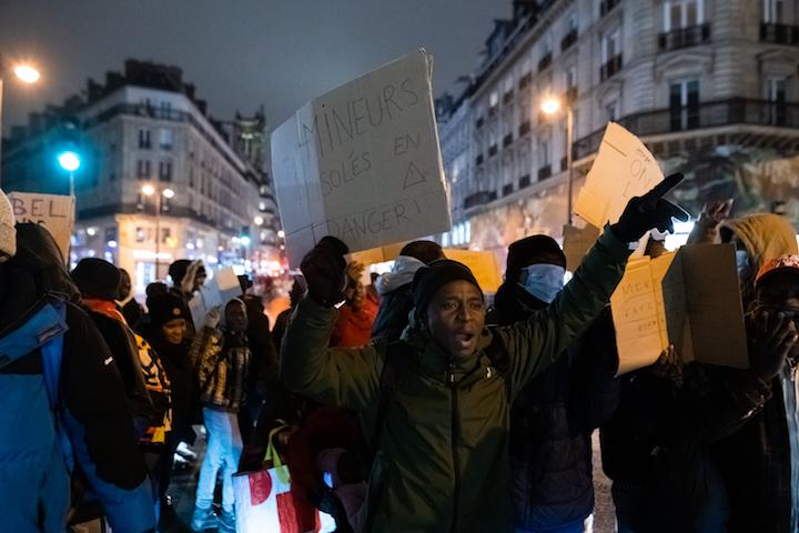 Parfois, les mineurs n’ont même pas le temps de monter leurs tentes. Ils sont réveillés à l'aube ou en pleine nuit