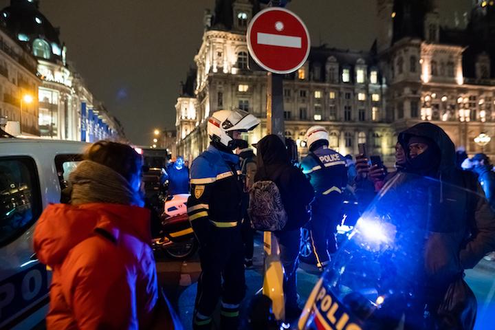 Pour ne rien arranger, certains mineurs se plaignent de s’être fait voler leurs affaires par les forces de l’ordre