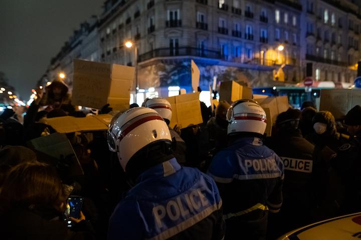 La tension entre les mineurs et la police a atteint son paroxysme le 24 janvier. Une centaine de jeunes, accompagnés de familles sans-abri, ont organisé une manifestation à Hôtel de ville pour demander un hébergement.